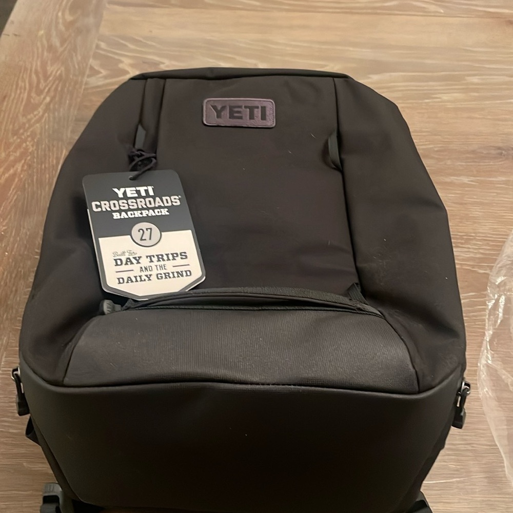 Yeti 27 crossroads backpack. Waranty still available. Brand new. Nvr been used.